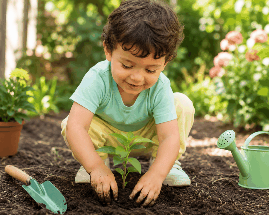 Niño sembrando una planta