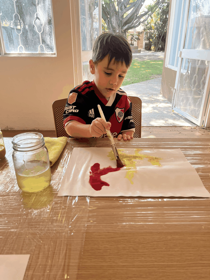 Niño pintando y explorando los colores