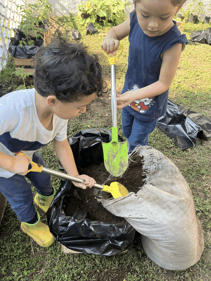 Niños explorando la tierra con palas