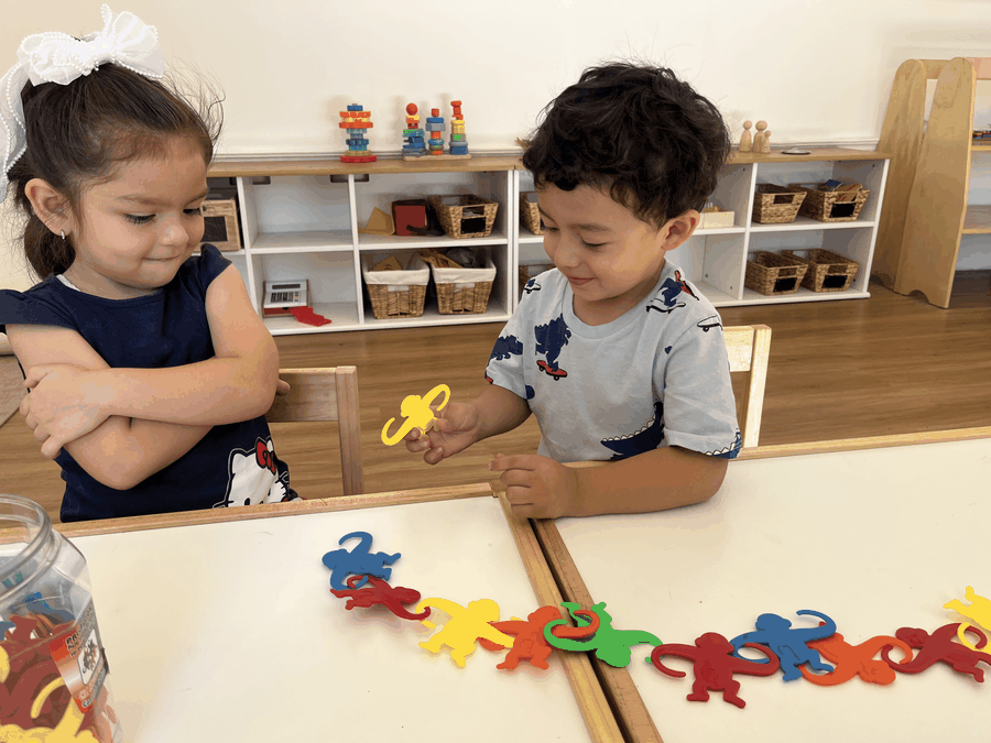 Niños jugando con figuras de colores